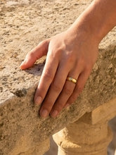 Load image into Gallery viewer, Rounded wedding band