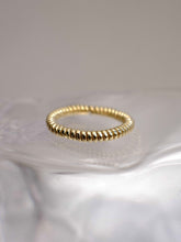 Load image into Gallery viewer, Slinky Ring
