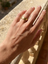 Load image into Gallery viewer, Classic wedding band
