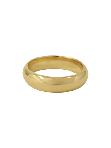 A rounded wedding band in 18ct yellow gold with a polished finish.